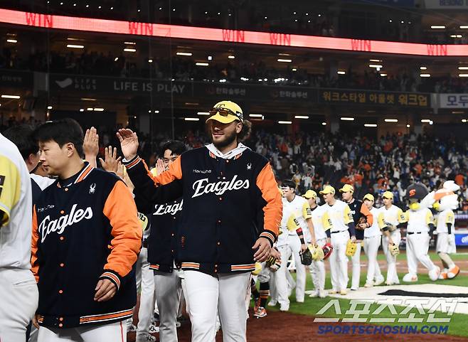 7일 대전 한화생명볼파크에서 열린 삼성-한화전. 한화가 10대6으로 승리하며 9연승, 단독 1위에 올랐다. 선수들이 하이파이브하고 있다. 대전=정재근 기자 cjg@sportschosun.com/2025..5.7/