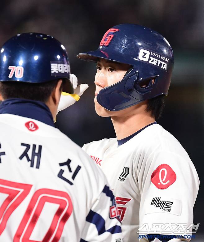 23일 부산 사직야구장에서 열린 롯데와 한화의 경기. 4회 1타점 적시타 날린 롯데 전민재. 부산=송정헌 기자songs@sportschosun.com/2025.04.23/