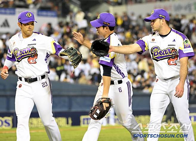 7일 잠실야구장에서 열린 LG와 두산의 경기, 7회초 투구를 무실점으로 마친 두산 잭로그가 호수비를 선보인 강승호와 하이파이브를 하고 있다. 잠실=허상욱 기자wook@sportschosun.com/2025.05.07/