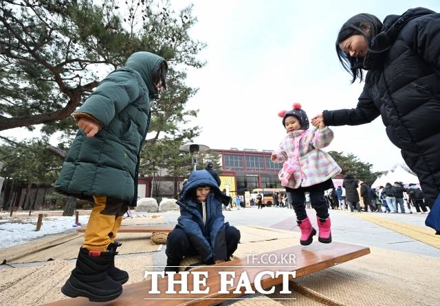 교육부는 8일 "11개 시도교육청과 협력해 거점형 돌봄기관 52곳을 지정·운영한다"며 "맞춤형 돌봄기관으로는 34곳(유치원 17곳·어린이집 17곳), 휴일(토요) 돌봄 기관으로는 18곳(유치원 5곳·어린이집 13곳)을 지정했다"고 밝혔다. /박헌우 기자