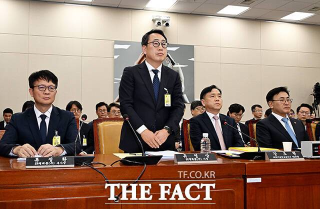 유영상 SK텔레콤 대표가 8일 오후 서울 여의도 국회에서 열린 과학기술정보방송통신위원회 전체회의 SK텔레콤 해킹 관련 청문회에 참석해 질의에 답변을 하고 있다. /배정한 기자