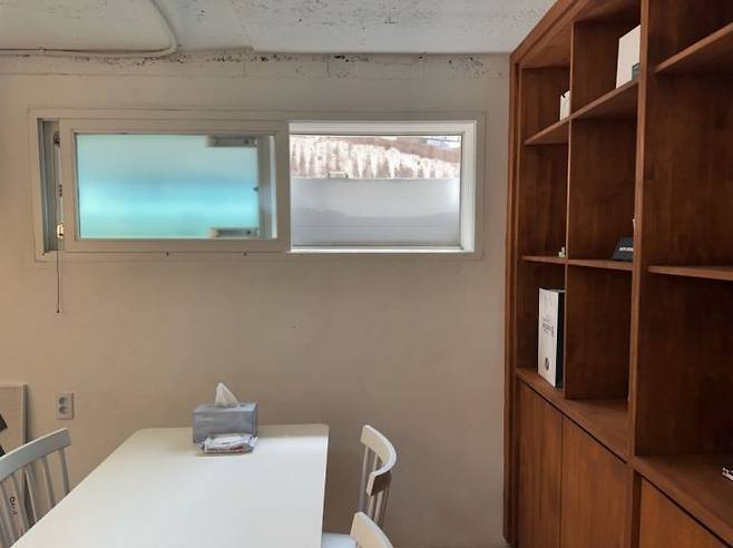 서울주택도시공사(SH공사) 매입 후 청년 지원 공간으로 활용되고 있는 서울 구로구 반지하 건물. 구로청년공간 청년이룸