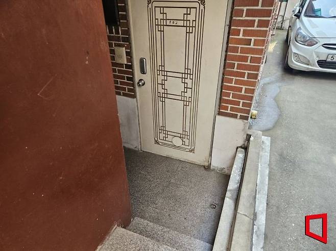 서울 영등포구 대림동의 한 반지하 주택 현관. 물막이설비는 설치돼 있지 않았다. 이정윤 기자