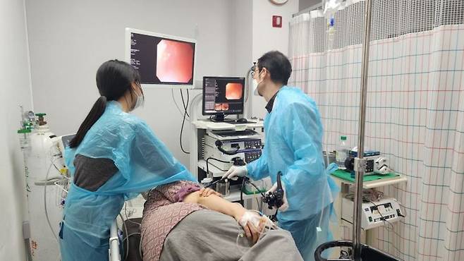 청양군 건강검진센터에서 한 주민이 위 내시경을 하고있다./청양군청