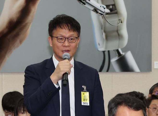 류정환 SK텔레콤 부사장(네트워크인프라센터장) 지난달 30일 국회 과학기술정보방송통신위원회의에서 열린 청문회에서 의원 질의에 답하고 있다. 연합뉴스