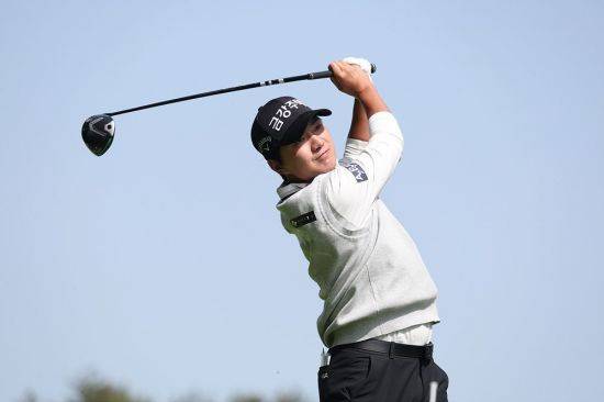 옥태훈이 KPGA 클래식 1라운드 16번 홀에서 티샷을 하고 있다. KPGA