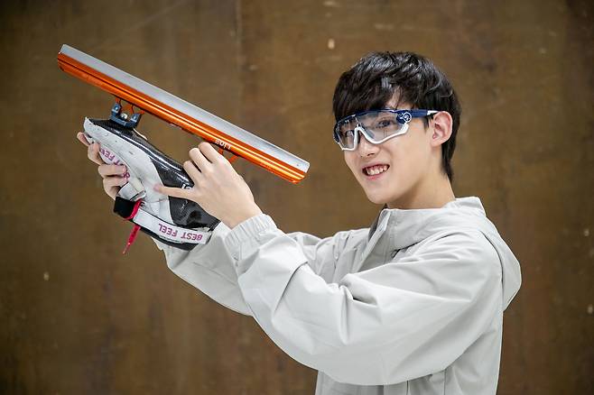 쇼트트랙 국가대표 임종언이 7일 스케이트를 들고 섰다. 고교생인 그는 2026 밀라노-코르티나 동계 올림픽에 나설 국가대표 선발전에서 ‘깜짝’ 1위에 오르며 스타 탄생을 알렸다./장련성 기자