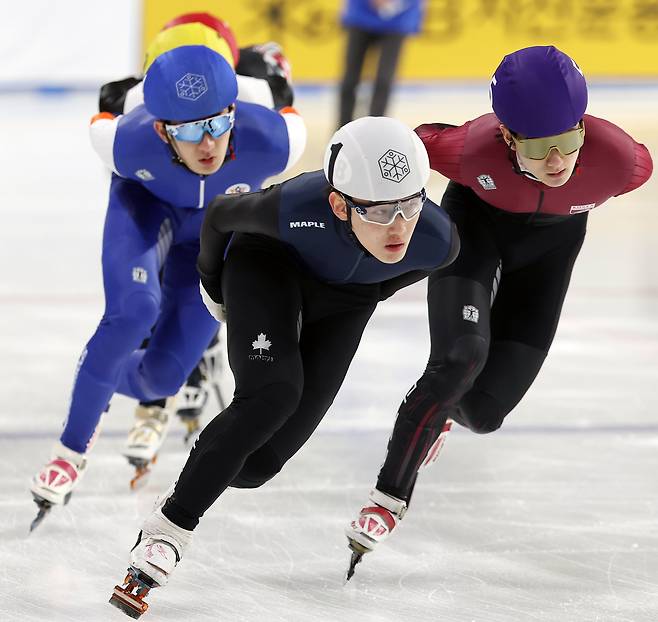 지난달13일 서울 목동 아이스링크에서 열린 2025-2026시즌 쇼트트랙 국가대표 2차 선발전 남자부 1000m 준결승에서 노원고 임종언(오른쪽 두번째)이 역주하고 있다./연합뉴스