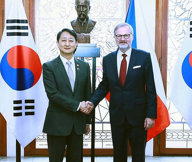 체코를 방문한 안덕근(왼쪽) 산업통상자원부 장관이 7일(현지 시각) 체코 프라하 총리실에서 페트르 피알라 총리와 만나 악수하고 있다. /산업통상자원부