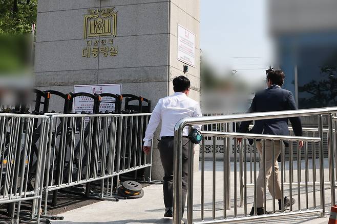 해병대원 순직사건 수사외압 의혹을 수사 중인 고위공직자범죄수사처(공수처) 수사관들이 대통령비서실과 국가안보실에 대한 압수수색을 시도하기 위해 지난 7일 서울 용산구 대통령실 민원실 출입구로 들어서고 있다. /뉴스1