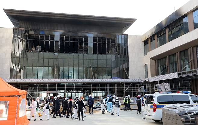 지난 2월16일 부산 기장군 반얀트리 리조트 공사장 화재 현장에서 경찰과 과학수사대 화재감식팀, 소방 당국 등 관계자들이 합동 감식을 하기 위해 이동하고 있다./뉴스1