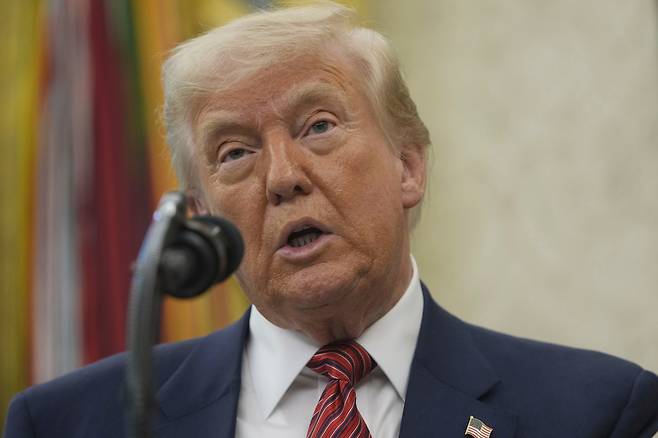 도널드 트럼프 미국 대통령이 7일(현지시각) 워싱턴 D.C. 백악관 집무실에서 말하고 있다. /AP·연합뉴스