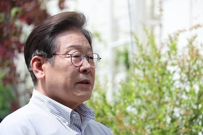 이재명 더불어민주당 대통령 후보가 2차 골목골목 경청투어 마지막 날인 7일 오후 전북 전주시의 카페 앞에서 공직선거법 위반 사건 파기환송심 첫 공판기일 연기에 대해 "법원의 합당한 결정＂이라는 입장을 밝히고 있다. /뉴스1