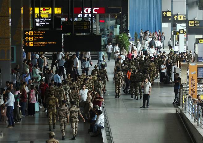 인도 수도 델리의 인드라 간디 공항에 공항 치안을 유지하기 위한 정부군이 파견돼 있다. /연합뉴스