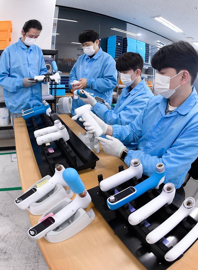 경기도 화성시 리센스메디컬 생산 라인에서 직원들이 제품을 확인하고 있다. 리센스메디컬은 생산 라인을 확대할 계획을 세우고 있다./조선비즈
