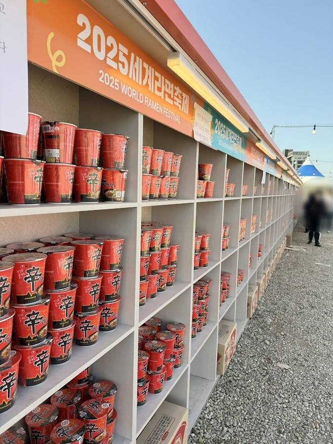 부산 기장군에서 열린 2025 세계라면축제 행사장에 신라면 컵라면이 진열돼 있다. /인터넷 캡처