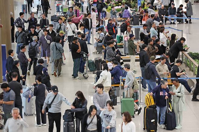 인천국제공항 제1터미널 입국장. 사진은 지난 6일 황금연휴 마지막날 여행을 마치고 일상으로 돌아가려는 이용객들로 붐비고 있는 모습. /뉴스1