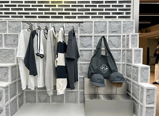 한국 자카페에서만 선보이는 돌담길 콘셉트의 굿즈(기념품). /김은영 기자