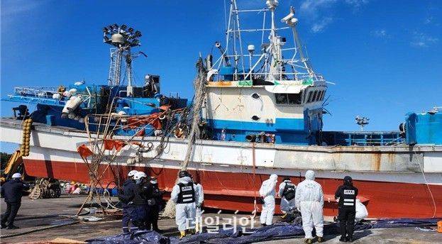 한국해양교통안전공단 관계자들이 어선 사고조사를 하고 있다. ⓒ한국해양교통안전공단