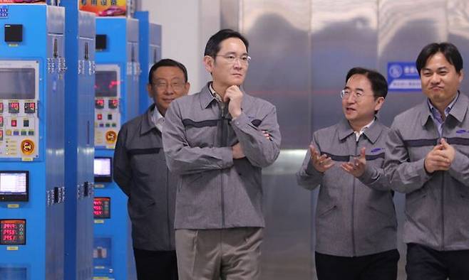 이재용 삼성전자 회장이 2023년 3월 중국 텐진에 위치한 삼성전기 사업장을 방문해MLCC생산 공장을 점검하고 있는 모. ⓒ삼성전자