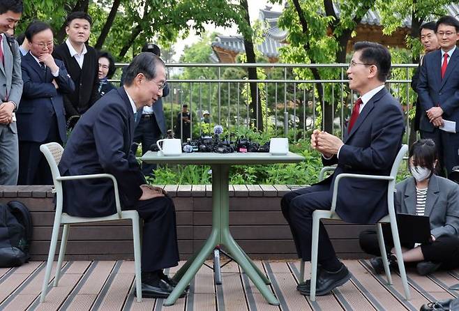 김문수 국민의힘 대선 후보와 한덕수 무소속 대선 후보가 8일 오후 서울 여의도 국회 강변서재에서 후보 단일화 관련 1:1 공개 회동을 하고 있다. ⓒ뉴시스