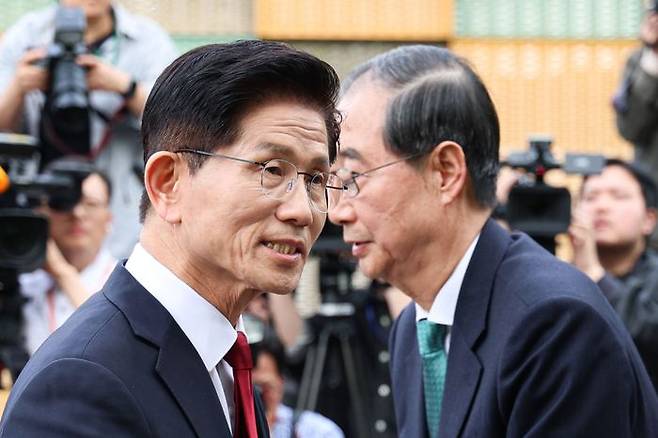 김문수 국민의힘 대선 후보와 한덕수 무소속 대선 후보가 8일 서울 여의도 국회 내 카페에서 단일화 관련 회동을 마치고 인사하고 있다. ⓒ뉴시스