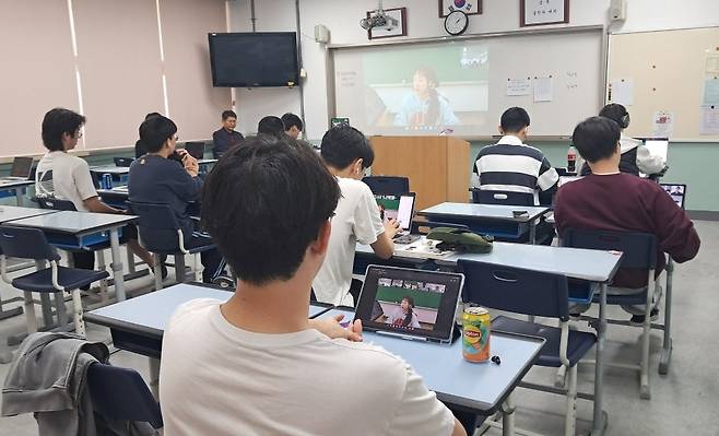 서울 송파구 잠실고 한문Ⅰ수업 시간. 학생들이 서울온라인학교 수업을 듣고 있다. 잠실고 제공