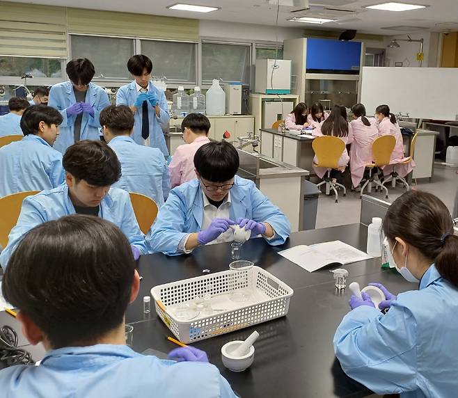 서울 노원구 청원여고 공유캠퍼스 고급화학 수업 시간. 청원고와 청원여고 학생들이 함께 수업을 듣고 있다. 청원고 제공