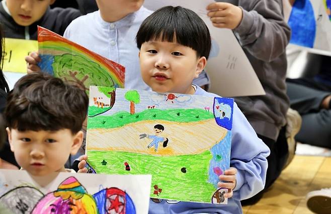 ‘제7회 평화사랑 그림그리기 국제대회’에 참가한 한 어린이가 평화를 위해 내가 할 수 있는 일을 그림으로 표현했다.