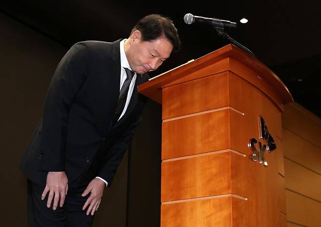 최태원 SK그룹 회장이 7일 오전 서울 중구 SK텔레콤 T타워 SUPEX홀에서 SK텔레콤의 해킹 사고와 관련해 대국민 사과를 하고 있다. 뉴스1