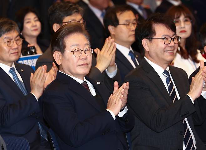 이재명 더불어민주당 대통령 후보가 8일 오후 서울 영등포구 중소기업중앙회에서 열린 선거대책위원회 직능본부 민생정책 협약식에서 손뼉을 치고 있다. 뉴스1