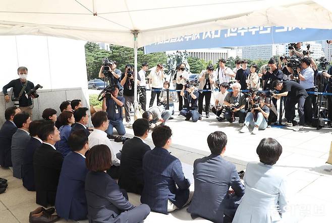 더불어민주당 이재명 대표가 31일 서울 여의도 국회 본청 앞에서 천막을 치고 단식에 돌입했다.