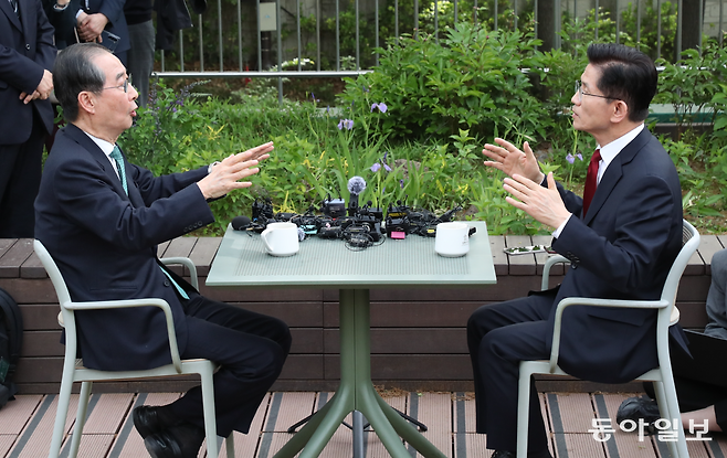 국민의힘 김문수 대선 후보와 무소속 한덕수 대선 예비 후보가 8일 서울 국회 사랑재에서 2차 회동을 가지고 있다. 2025.05.08  이훈구 기자 ufo@donga.com