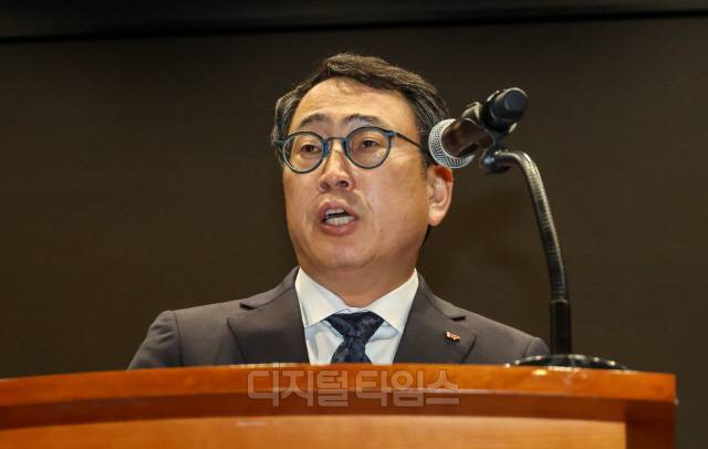 유영상 SK텔레콤 대표이사가 지난달 25일 서울 중구 SKT타워 수펙스홀에서 SK텔레콤 이용자 유심(USIM) 정보가 해커 공격으로 유출된 것과 관련해 사과하고 있다.  이슬기기자 9904sul@