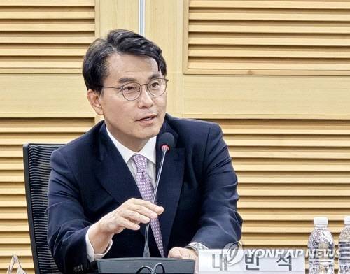 윤상현 국민의힘 의원이 8일 서울 국회의원회관에서 열린 '게임산업 성장·수출 지원을 통한 청년 일자리 창출' 토론회에서 인사하고 있다. [연합뉴스]