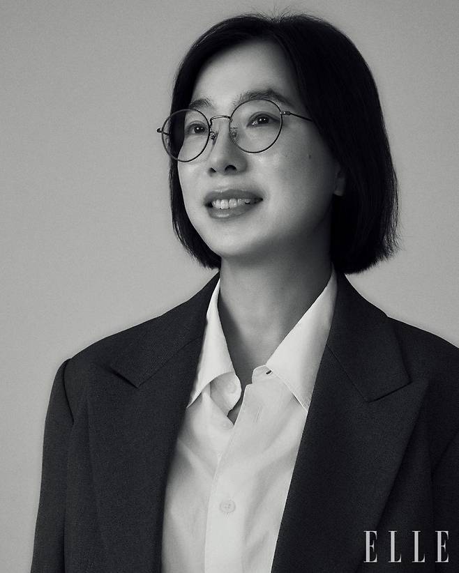 이라영 1976년생. 예술사회학 연구자이자 문화평론가. 〈말을 부수는 말〉 〈타락한 저항〉 〈폭력의 진부함〉 〈여자를 위해 대신 생각해줄 필요는 없다〉 등을 썼다.