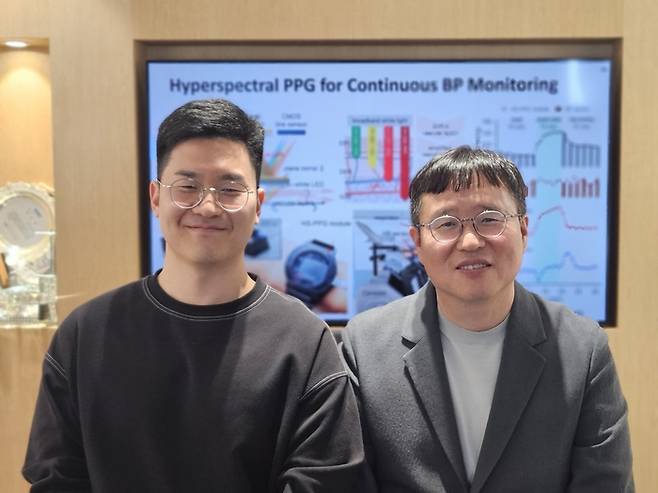 정기훈 바이오 및 뇌공학과 교수(오른쪽)와 박정우 박사후연구원