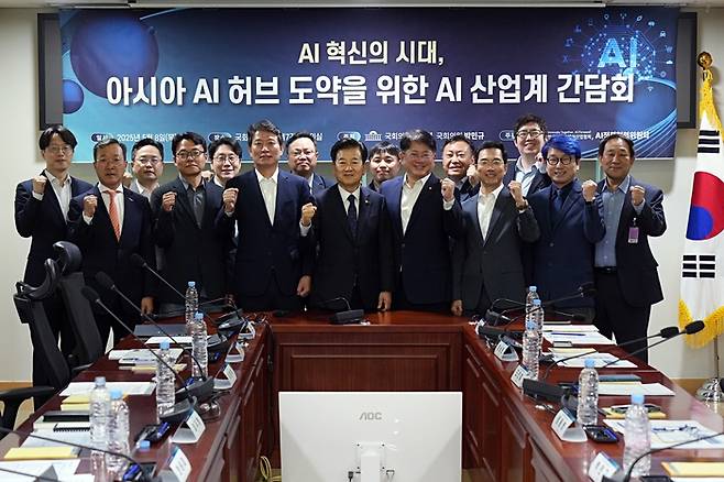 강용성 와이즈넛 대표(앞줄 맨 왼쪽부터), 김동환 포티투마루 대표, 조인철 의원, 정동영 의원, 박민규 의원, 정상원 이스트소프트 대표, 이랑혁 구루미 대표, 서성일 한국소프트웨어산업협회(KOSA) 부회장 등 주요 참석자들이 AI 산업계 간담회 후 기념촬영했다. KOSA 제공