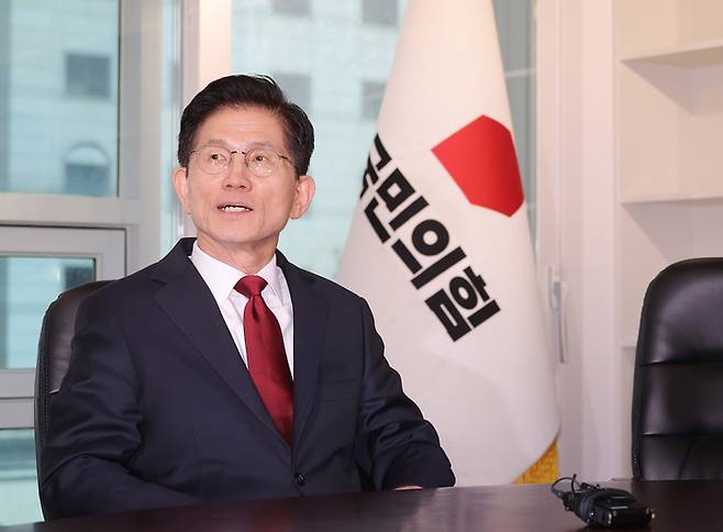 국민의힘 김문수 대선 후보가 8일 서울 영등포구 여의도 국민의힘 당사 대선 후보 사무실에서 자리에 앉아 있다.