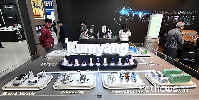 지난 3월에 열린 '인터배터리 2025'에서 참관객이 금양 부스를 살펴보고 있다. 이동근 기자 foto@etnews.com