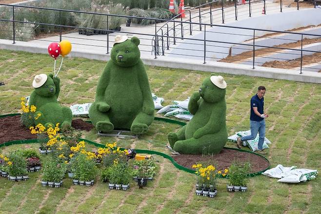 6efcadf1724bf451ad7d68d3ad0af37006104d49.jpg 서울식물원 곰 세마리 조형물