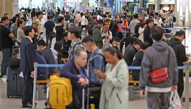 5월 황금연휴 마지막 날인 지난 6일 오전 인천국제공항 제1터미널 입국장이 여행을 마치고 일상으로 돌아가려는 이용객들로 붐비고 있다. 뉴스1