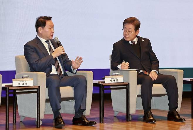 최태원 대한상공회의소 회장(왼쪽)이 8일 서울 중구 대한상공회의소에서 열린 대선 후보 초청 경제5단체장 간담회에서 발언하고 있다. 뉴시스