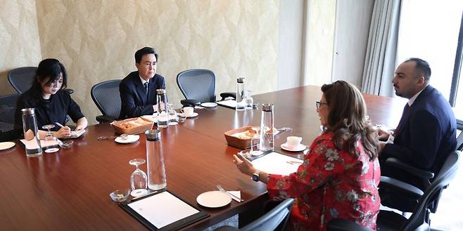 김태흠 충남지사(왼쪽 2번째)가 8일 싱가포르 만다린 오리엔탈 호텔에서 디팔리 칸나 미국 록펠러 재단 아시아 지역 책임자를 접견하고 있다.