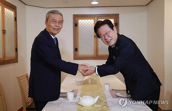 지난해 9월 이재명 후보와 김종인 전 국민의힘 비상대책위원장이 만난 모습. 사진=연합뉴스