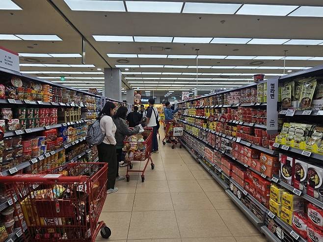 지난 5일 롯데마트 제타플렉스 서울역점 과자 판매코너에서 외국인 관광객들이 제품을 살펴보고 있다. 사진=이정화 기자