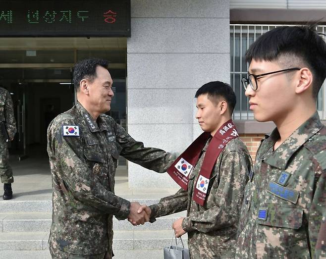 8일 김명수 합참의장이 대한민국의 영공을 최일선에서 수호하고 있는 제20전투비행단을 방문해 비행대대 장병들을 격려하고 있다. 합참 제공