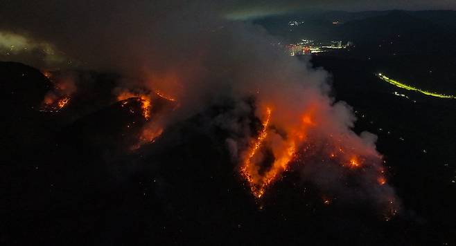 대구 대형 산불 발생 이틀째였던 지난달 29일 대구 북구 함지산이 불타고 있다. 연합뉴스
