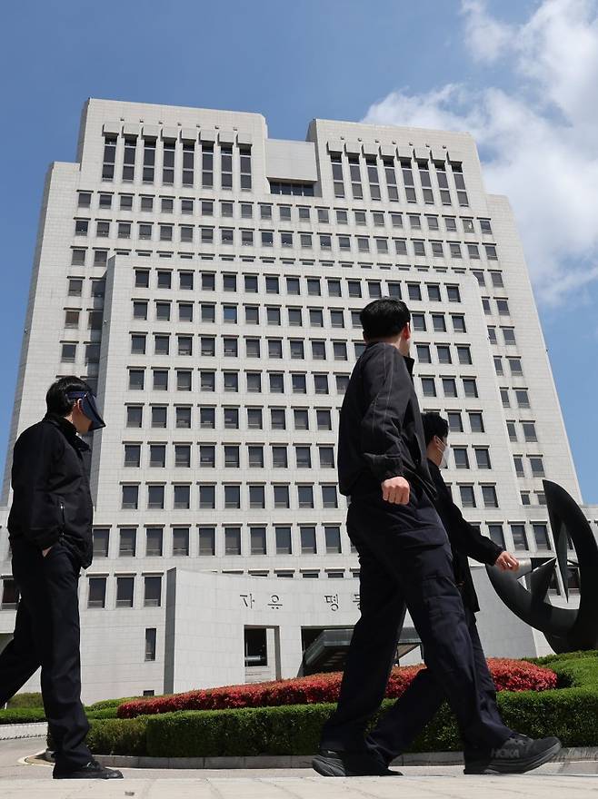 최근 대법원이 이재명 더불어민주당 대선 후보에 대한 사건을 파기환송 결정하면서 민주당이 반발, 조희대 대법원장에 대한 청문회 및 탄핵 등의 조치를 예고하며 압박하고 있다. 지난 7일 서울 서초구 대법원 청사의 모습. 뉴스1