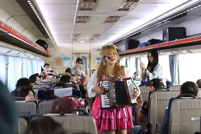충남 레트로 낭만열차 안에서 펼쳐지는 통기타 공연(위 사진)과 아코디언 연주